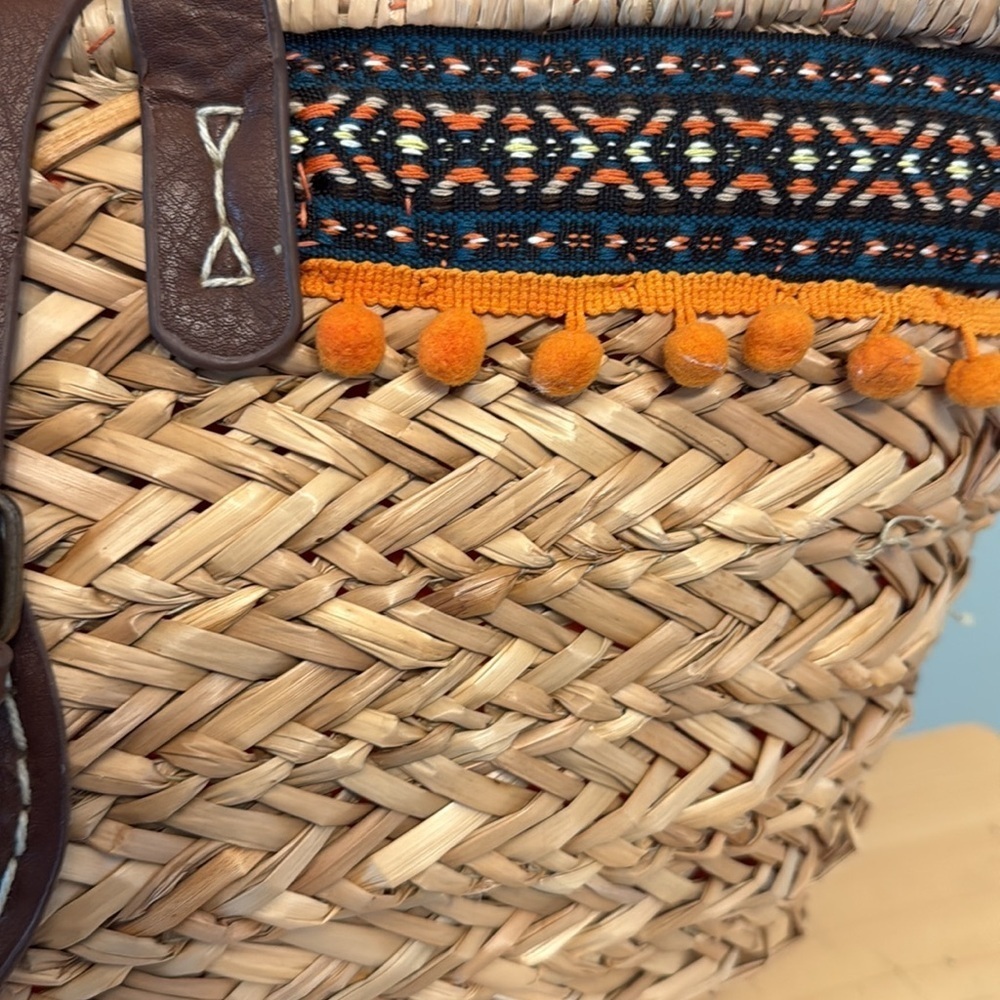 Amale straw beach Tote with Pom poms - Picture 7 of 9